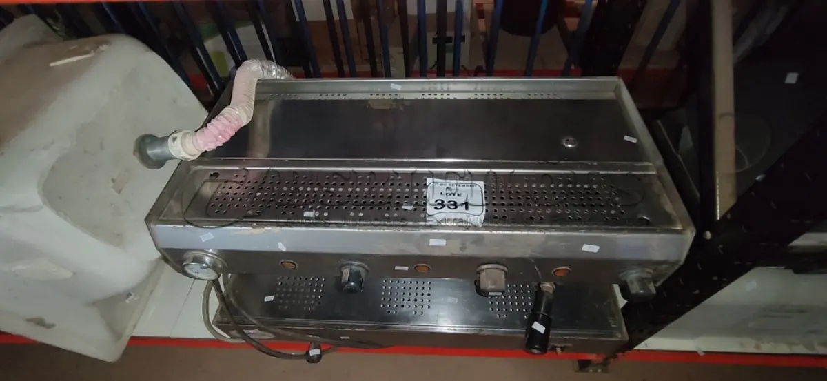 LOTE 331 - 01 CAFETEIRA INDUSTRIAL. (NO ESTADO) ATENÇÃO! FAZER A VISITAÇÃO ANTES DE ARREMATAR, NÃO SABEMOS SE FUNCIONA, LEILÃO NÃO TEM GARANTIA E NEM DEVOLUÇÃO, SUJEITO A POSSÍVEIS AVARIAS VISÍVEIS/OCULTAS E/OU AUSÊNCIA DE COMPONENTES.