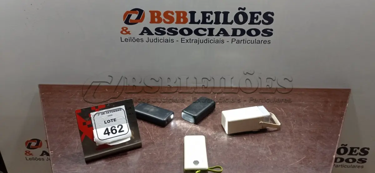 LOTE 462 - 04 POWER BANKS DE MARCAS E MODELOS DIVERSOS. (NO ESTADO) ATENÇÃO! FAZER A VISITAÇÃO ANTES DE ARREMATAR, NÃO SABEMOS SE FUNCIONA, LEILÃO NÃO TEM GARANTIA E NEM DEVOLUÇÃO, SUJEITO A POSSÍVEIS AVARIAS VISÍVEIS/OCULTAS E/OU AUSÊNCIA DE COMPONENTES.