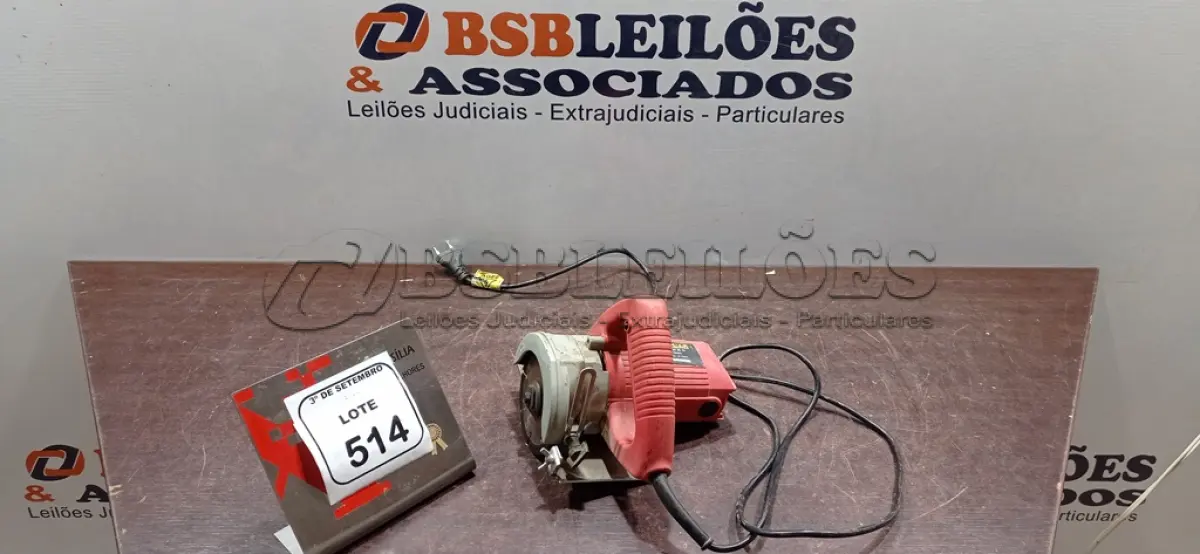 LOTE 514 - 01 SERRA MÁRMORE 220V MARCA SCHULZ. (NO ESTADO) ATENÇÃO! FAZER A VISITAÇÃO ANTES DE ARREMATAR, NÃO SABEMOS SE FUNCIONA, LEILÃO NÃO TEM GARANTIA E NEM DEVOLUÇÃO, SUJEITO A POSSÍVEIS AVARIAS VISÍVEIS/OCULTAS E/OU AUSÊNCIA DE COMPONENTES.