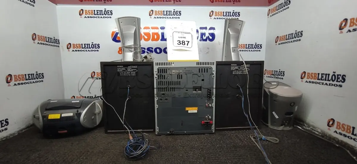 LOTE 387 - 01 APARELHO DE SOM MODELO NSX-BL57 COM 02 CAIXAS MARCA AIWA, 01 APARELHO DE SOM PORTÁTIL E 03 CAIXAS DE SOM MULTIMÍDIA. (NO ESTADO) ATENÇÃO! FAZER A VISITAÇÃO ANTES DE ARREMATAR, NÃO SABEMOS SE FUNCIONA, LEILÃO NÃO TEM GARANTIA E NEM DEVOLUÇÃO, SUJEITO A POSSÍVEIS AVARIAS VISÍVEIS/OCULTAS E/OU AUSÊNCIA DE COMPONENTES.