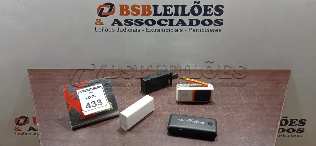 LOTE 433 - 04 POWER BANKS DE MARCAS E MODELOS DIVERSOS. (NO ESTADO) ATENÇÃO! FAZER A VISITAÇÃO ANTES DE ARREMATAR, NÃO SABEMOS SE FUNCIONA, LEILÃO NÃO TEM GARANTIA E NEM DEVOLUÇÃO, SUJEITO A POSSÍVEIS AVARIAS VISÍVEIS/OCULTAS E/OU AUSÊNCIA DE COMPONENTES.