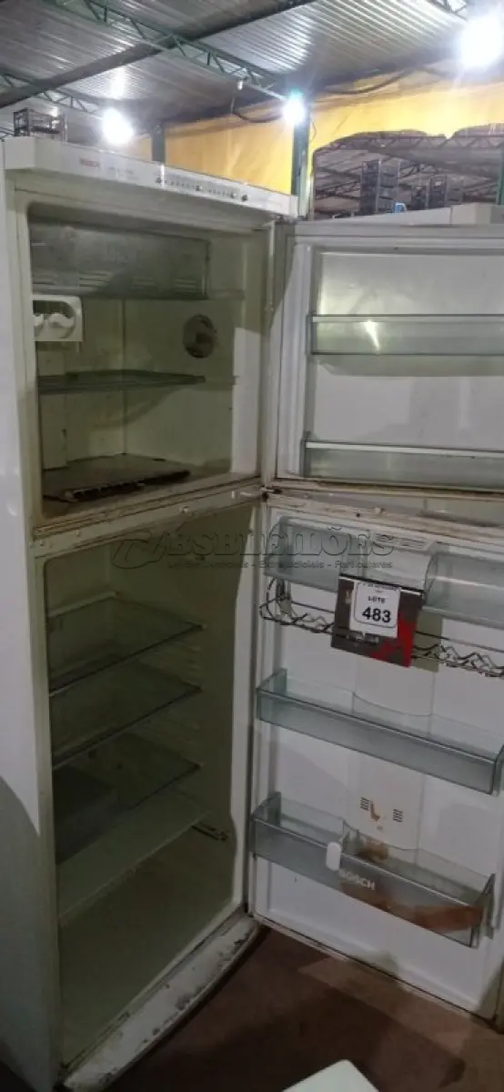LOTE 483 - 01 GELADEIRA 220V MARCA BOSCH.  (NO ESTADO) ATENÇÃO! FAZER A VISITAÇÃO ANTES DE ARREMATAR, NÃO SABEMOS SE FUNCIONA, LEILÃO NÃO TEM GARANTIA E NEM DEVOLUÇÃO, SUJEITO A POSSÍVEIS AVARIAS VISÍVEIS/OCULTAS E/OU AUSÊNCIA DE COMPONENTES.
