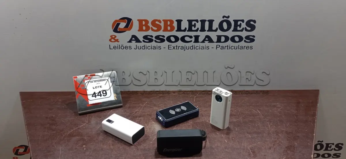 LOTE 449 - 04 POWER BANKS DE MARCAS E MODELOS DIVERSOS. (NO ESTADO) ATENÇÃO! FAZER A VISITAÇÃO ANTES DE ARREMATAR, NÃO SABEMOS SE FUNCIONA, LEILÃO NÃO TEM GARANTIA E NEM DEVOLUÇÃO, SUJEITO A POSSÍVEIS AVARIAS VISÍVEIS/OCULTAS E/OU AUSÊNCIA DE COMPONENTES.