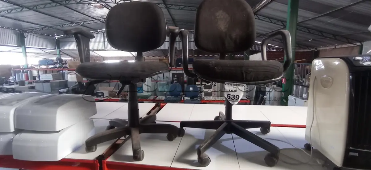 LOTE 539 - 02 CADEIRAS DE ESCRITÓRIOS GIRATÓRIAS. (NO ESTADO) ATENÇÃO! FAZER A VISITAÇÃO ANTES DE ARREMATAR, NÃO SABEMOS SE FUNCIONA, LEILÃO NÃO TEM GARANTIA E NEM DEVOLUÇÃO, SUJEITO A POSSÍVEIS AVARIAS VISÍVEIS/OCULTAS E/OU AUSÊNCIA DE COMPONENTES.