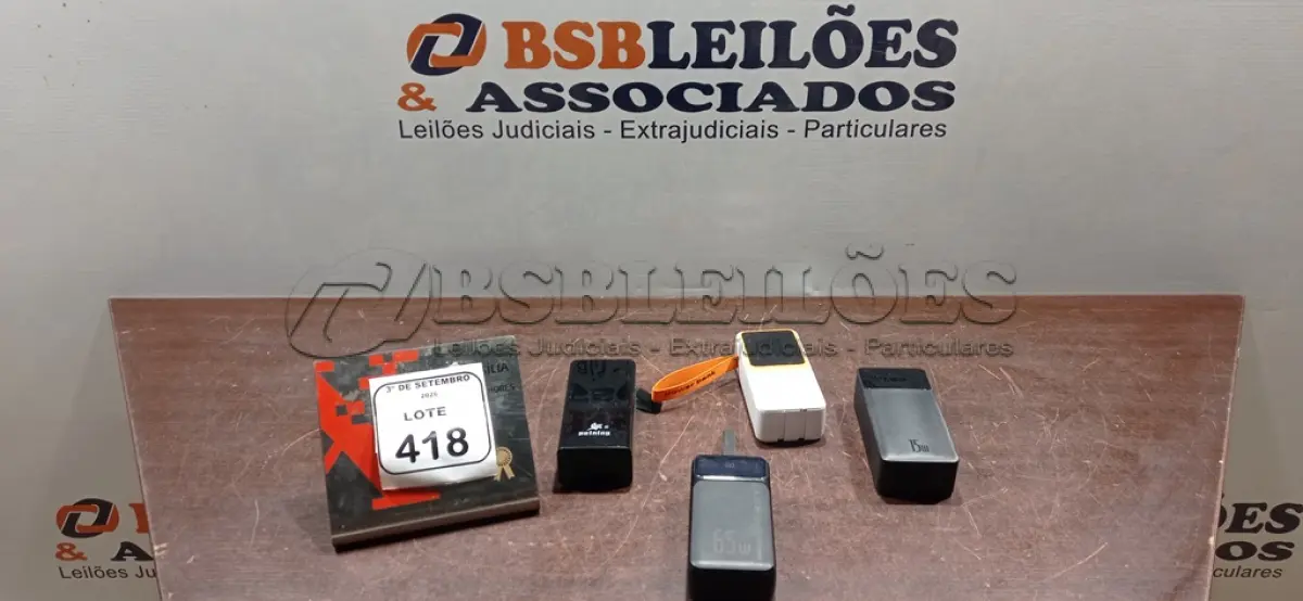 LOTE 418 - 04 POWER BANKS DE MARCAS E MODELOS DIVERSOS. (NO ESTADO) ATENÇÃO! FAZER A VISITAÇÃO ANTES DE ARREMATAR, NÃO SABEMOS SE FUNCIONA, LEILÃO NÃO TEM GARANTIA E NEM DEVOLUÇÃO, SUJEITO A POSSÍVEIS AVARIAS VISÍVEIS/OCULTAS E/OU AUSÊNCIA DE COMPONENTES.