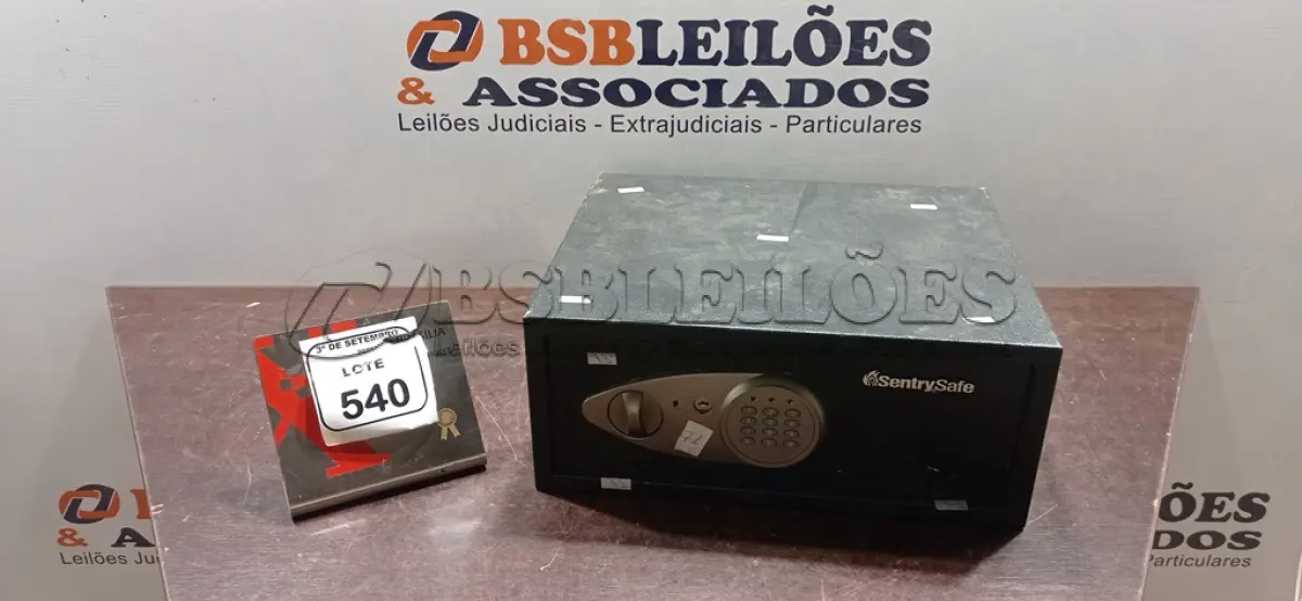 LOTE 540 - 01 COFRE DIGITAL MARCA SENTRY SAFE. (NO ESTADO) ATENÇÃO! FAZER A VISITAÇÃO ANTES DE ARREMATAR, NÃO SABEMOS SE FUNCIONA, LEILÃO NÃO TEM GARANTIA E NEM DEVOLUÇÃO, SUJEITO A POSSÍVEIS AVARIAS VISÍVEIS/OCULTAS E/OU AUSÊNCIA DE COMPONENTES.