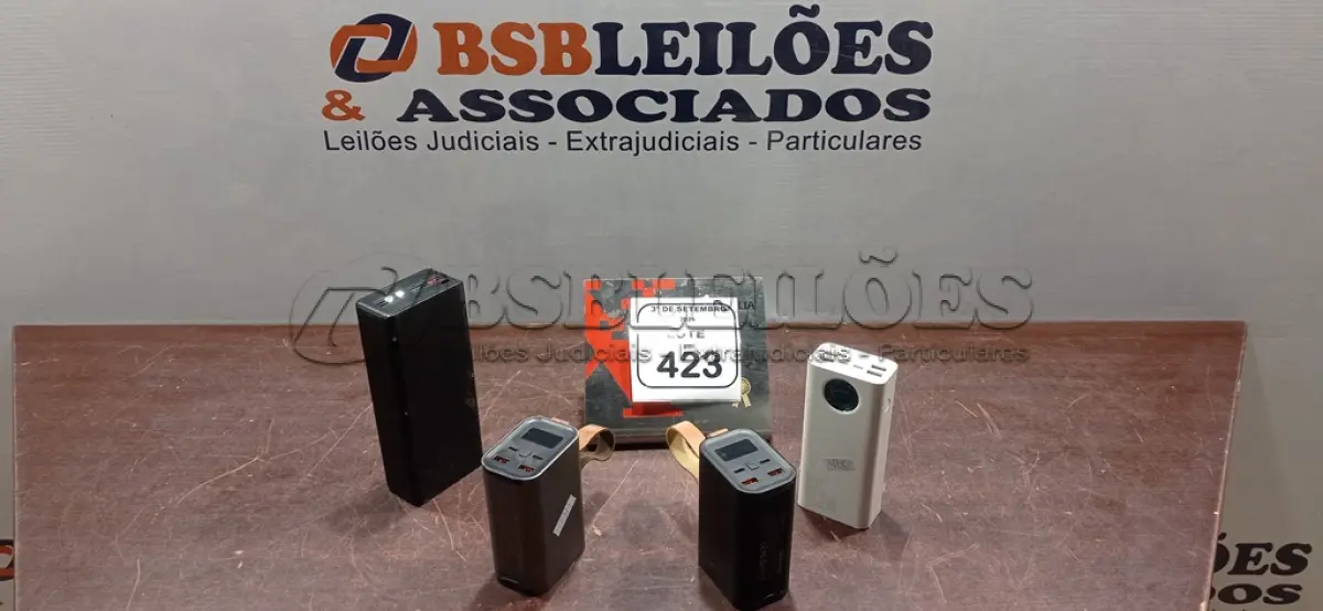 LOTE 423 - 04 POWER BANKS DE MARCAS E MODELOS DIVERSOS. (NO ESTADO) ATENÇÃO! FAZER A VISITAÇÃO ANTES DE ARREMATAR, NÃO SABEMOS SE FUNCIONA, LEILÃO NÃO TEM GARANTIA E NEM DEVOLUÇÃO, SUJEITO A POSSÍVEIS AVARIAS VISÍVEIS/OCULTAS E/OU AUSÊNCIA DE COMPONENTES.