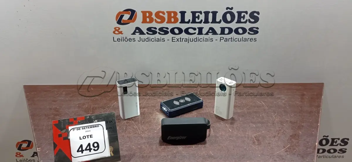 LOTE 449 - 04 POWER BANKS DE MARCAS E MODELOS DIVERSOS. (NO ESTADO) ATENÇÃO! FAZER A VISITAÇÃO ANTES DE ARREMATAR, NÃO SABEMOS SE FUNCIONA, LEILÃO NÃO TEM GARANTIA E NEM DEVOLUÇÃO, SUJEITO A POSSÍVEIS AVARIAS VISÍVEIS/OCULTAS E/OU AUSÊNCIA DE COMPONENTES.