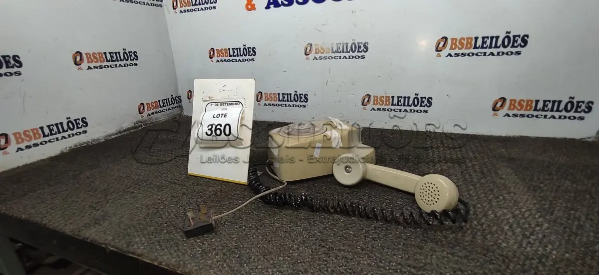 LOTE 360 - 01 APARELHO DE TELEFONE DE DISCO RETRÔ. (NO ESTADO) ATENÇÃO! FAZER A VISITAÇÃO ANTES DE ARREMATAR, NÃO SABEMOS SE FUNCIONA, LEILÃO NÃO TEM GARANTIA E NEM DEVOLUÇÃO, SUJEITO A POSSÍVEIS AVARIAS VISÍVEIS/OCULTAS E/OU AUSÊNCIA DE COMPONENTES.