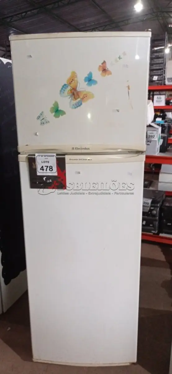 LOTE 478 - 01 GELADEIRA 220V MARCA ELECTROLUX. (NO ESTADO) ATENÇÃO! FAZER A VISITAÇÃO ANTES DE ARREMATAR, NÃO SABEMOS SE FUNCIONA, LEILÃO NÃO TEM GARANTIA E NEM DEVOLUÇÃO, SUJEITO A POSSÍVEIS AVARIAS VISÍVEIS/OCULTAS E/OU AUSÊNCIA DE COMPONENTES.