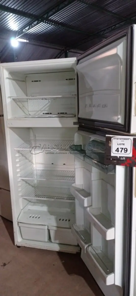 LOTE 479 - 01 GELADEIRA 220V MARCA BRASTEMP. (NO ESTADO) ATENÇÃO! FAZER A VISITAÇÃO ANTES DE ARREMATAR, NÃO SABEMOS SE FUNCIONA, LEILÃO NÃO TEM GARANTIA E NEM DEVOLUÇÃO, SUJEITO A POSSÍVEIS AVARIAS VISÍVEIS/OCULTAS E/OU AUSÊNCIA DE COMPONENTES.