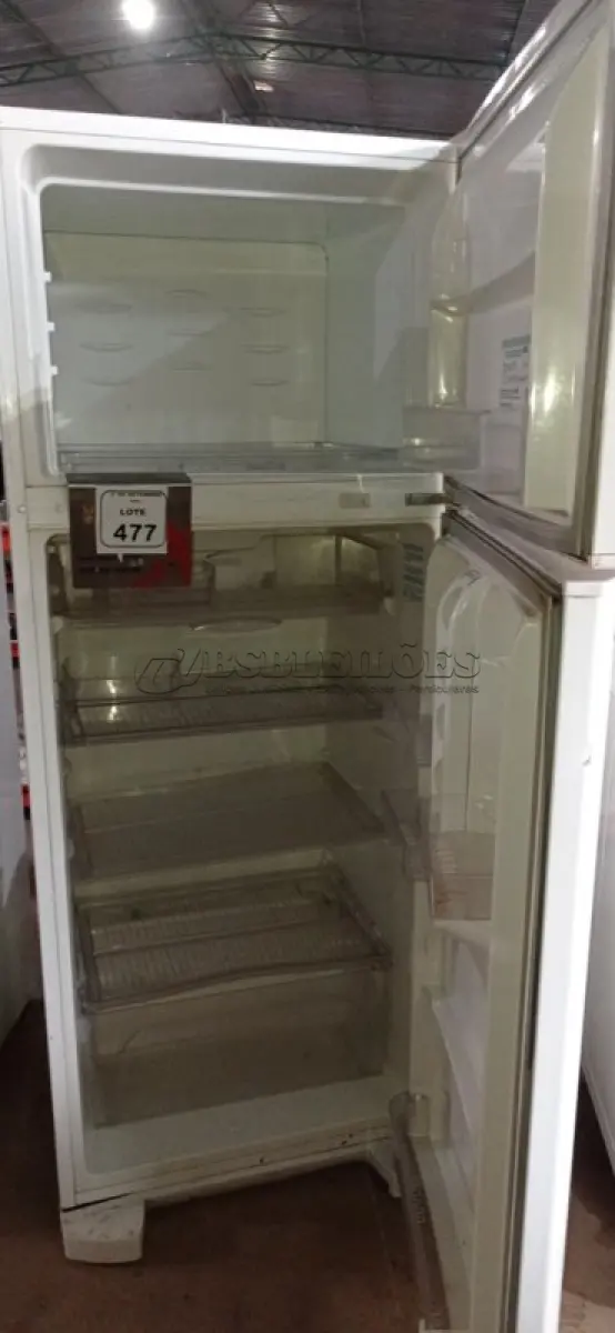 LOTE 477 - 01 GELADEIRA 220V MARCA ELECTROLUX. (NO ESTADO) ATENÇÃO! FAZER A VISITAÇÃO ANTES DE ARREMATAR, NÃO SABEMOS SE FUNCIONA, LEILÃO NÃO TEM GARANTIA E NEM DEVOLUÇÃO, SUJEITO A POSSÍVEIS AVARIAS VISÍVEIS/OCULTAS E/OU AUSÊNCIA DE COMPONENTES.