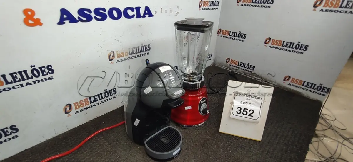 LOTE 352 - 01 CAFETEIRA MARCA ARNO E 01 LIQUIDIFICADOR MARCA OSTER. (NO ESTADO) ATENÇÃO! FAZER A VISITAÇÃO ANTES DE ARREMATAR, NÃO SABEMOS SE FUNCIONA, LEILÃO NÃO TEM GARANTIA E NEM DEVOLUÇÃO, SUJEITO A POSSÍVEIS AVARIAS VISÍVEIS/OCULTAS E/OU AUSÊNCIA DE COMPONENTES.