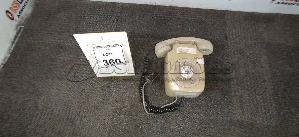 LOTE 360 - 01 APARELHO DE TELEFONE DE DISCO RETRÔ. (NO ESTADO) ATENÇÃO! FAZER A VISITAÇÃO ANTES DE ARREMATAR, NÃO SABEMOS SE FUNCIONA, LEILÃO NÃO TEM GARANTIA E NEM DEVOLUÇÃO, SUJEITO A POSSÍVEIS AVARIAS VISÍVEIS/OCULTAS E/OU AUSÊNCIA DE COMPONENTES.