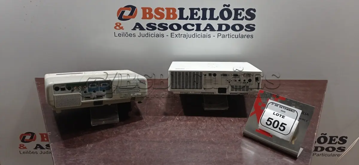 LOTE 505 - 02 PROJETORES SEM CABOS. (NO ESTADO) ATENÇÃO! FAZER A VISITAÇÃO ANTES DE ARREMATAR, NÃO SABEMOS SE FUNCIONA, LEILÃO NÃO TEM GARANTIA E NEM DEVOLUÇÃO, SUJEITO A POSSÍVEIS AVARIAS VISÍVEIS/OCULTAS E/OU AUSÊNCIA DE COMPONENTES.