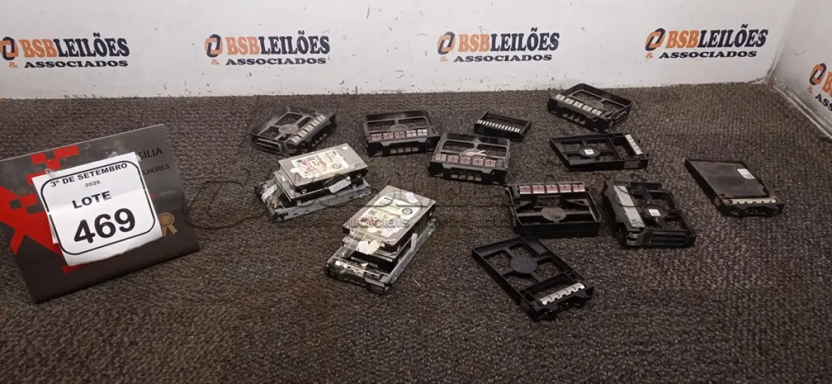 LOTE 469 - 06 HDS PARA SERVIDORES E VÁRIAS TAMPAS DE ACABAMENTO FRONTAL. (NO ESTADO) ATENÇÃO! FAZER A VISITAÇÃO ANTES DE ARREMATAR, NÃO SABEMOS SE FUNCIONA, LEILÃO NÃO TEM GARANTIA E NEM DEVOLUÇÃO, SUJEITO A POSSÍVEIS AVARIAS VISÍVEIS/OCULTAS E/OU AUSÊNCIA DE COMPONENTES.