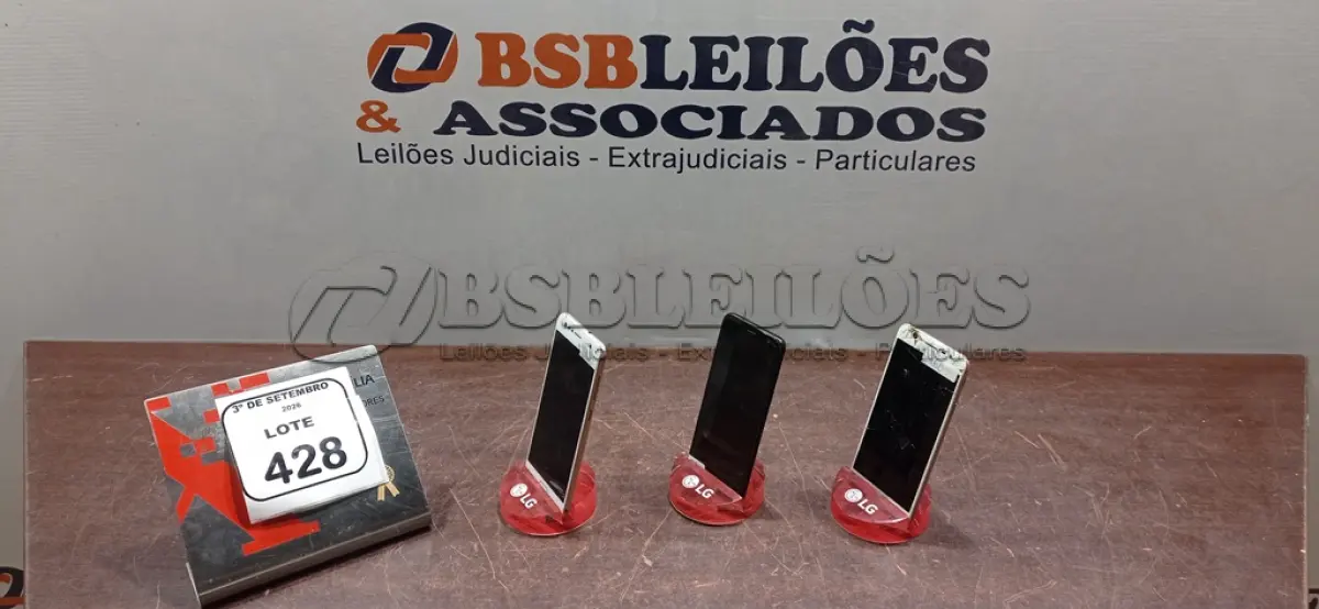 LOTE 428 - 03 CELULARES PARA RETIRADA DE PEÇAS DE MARCAS E MODELOS DIVERSOS. (NO ESTADO) ATENÇÃO! FAZER A VISITAÇÃO ANTES DE ARREMATAR, NÃO SABEMOS SE FUNCIONA, LEILÃO NÃO TEM GARANTIA E NEM DEVOLUÇÃO, SUJEITO A POSSÍVEIS AVARIAS VISÍVEIS/OCULTAS E/OU AUSÊNCIA DE COMPONENTES.