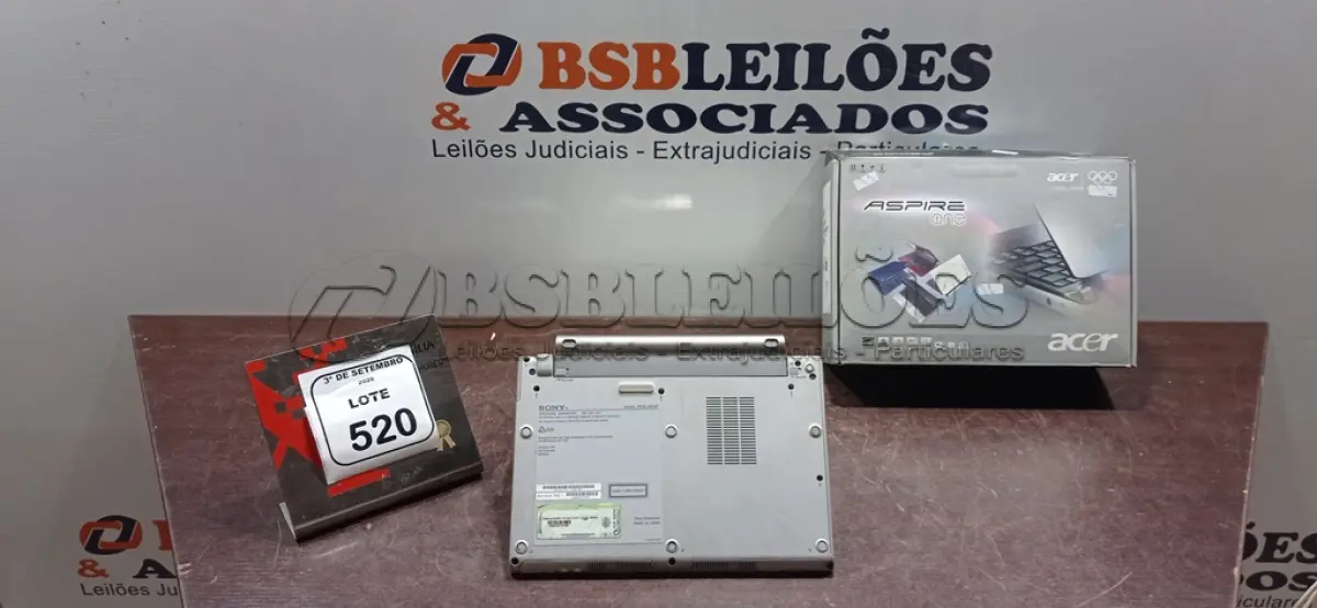 LOTE 520 - 01 NOTEBOOK MARCA ACER. (NO ESTADO) ATENÇÃO! FAZER A VISITAÇÃO ANTES DE ARREMATAR, NÃO SABEMOS SE FUNCIONA, LEILÃO NÃO TEM GARANTIA E NEM DEVOLUÇÃO, SUJEITO A POSSÍVEIS AVARIAS VISÍVEIS/OCULTAS E/OU AUSÊNCIA DE COMPONENTES.