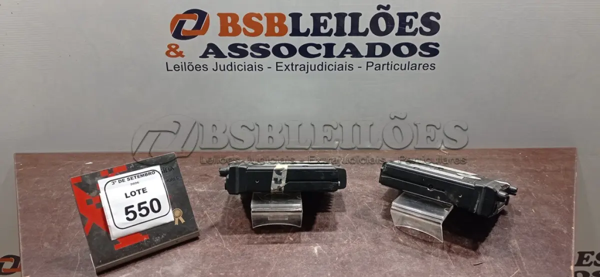 LOTE 550 - 02 RÁDIOS TRANSCEPTORES MARCA MOTOROLA. (NO ESTADO) ATENÇÃO! FAZER A VISITAÇÃO ANTES DE ARREMATAR, NÃO SABEMOS SE FUNCIONA, LEILÃO NÃO TEM GARANTIA E NEM DEVOLUÇÃO, SUJEITO A POSSÍVEIS AVARIAS VISÍVEIS/OCULTAS E/OU AUSÊNCIA DE COMPONENTES.