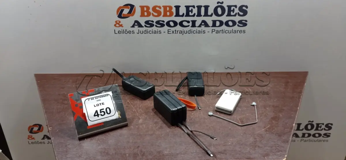 LOTE 450 - 04 POWER BANKS DE MARCAS E MODELOS DIVERSOS. (NO ESTADO) ATENÇÃO! FAZER A VISITAÇÃO ANTES DE ARREMATAR, NÃO SABEMOS SE FUNCIONA, LEILÃO NÃO TEM GARANTIA E NEM DEVOLUÇÃO, SUJEITO A POSSÍVEIS AVARIAS VISÍVEIS/OCULTAS E/OU AUSÊNCIA DE COMPONENTES.