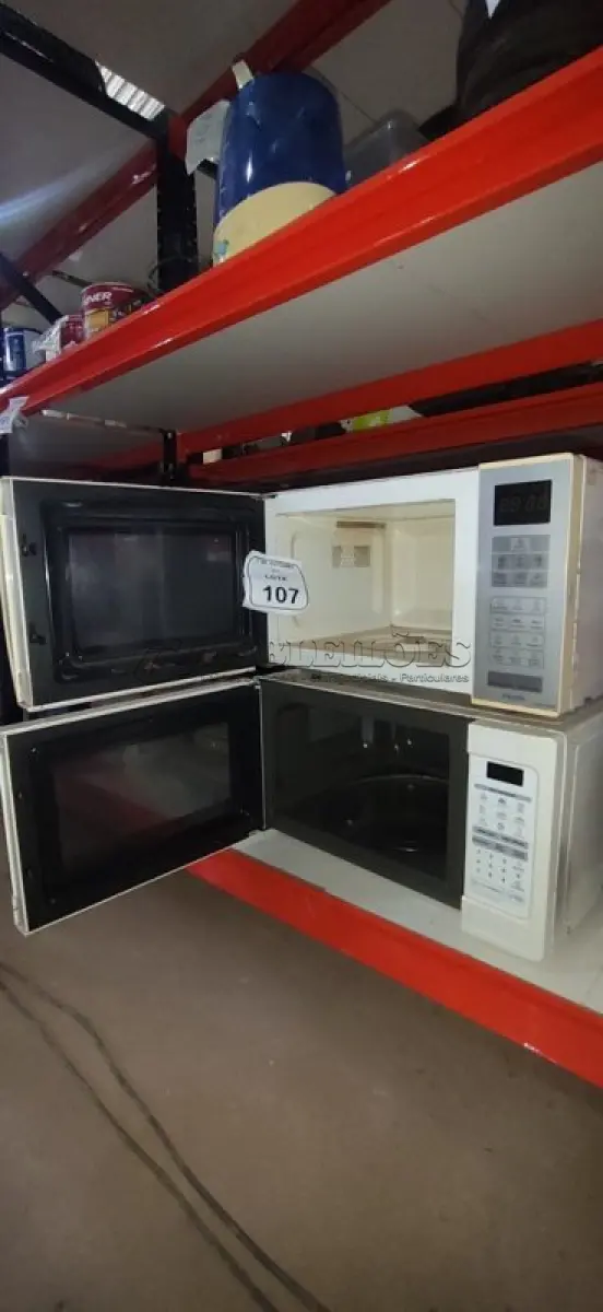 LOTE 107 - 02 MICRO-ONDAS MARCAS PANASONIC E LG. (NO ESTADO) ATENÇÃO! FAZER A VISITAÇÃO ANTES DE ARREMATAR, NÃO SABEMOS SE FUNCIONA, LEILÃO NÃO TEM GARANTIA E NEM DEVOLUÇÃO, SUJEITO A POSSÍVEIS AVARIAS VISÍVEIS/OCULTAS E/OU AUSÊNCIA DE COMPONENTES.