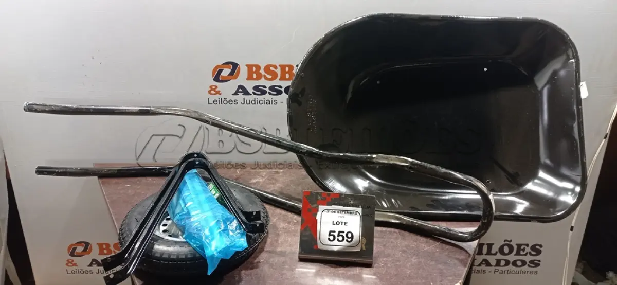 LOTE 559 - 01 CARRINHO DE MÃO DESMONTADO. (NO ESTADO) ATENÇÃO! FAZER A VISITAÇÃO ANTES DE ARREMATAR, NÃO SABEMOS SE FUNCIONA, LEILÃO NÃO TEM GARANTIA E NEM DEVOLUÇÃO, SUJEITO A POSSÍVEIS AVARIAS VISÍVEIS/OCULTAS E/OU AUSÊNCIA DE COMPONENTES.