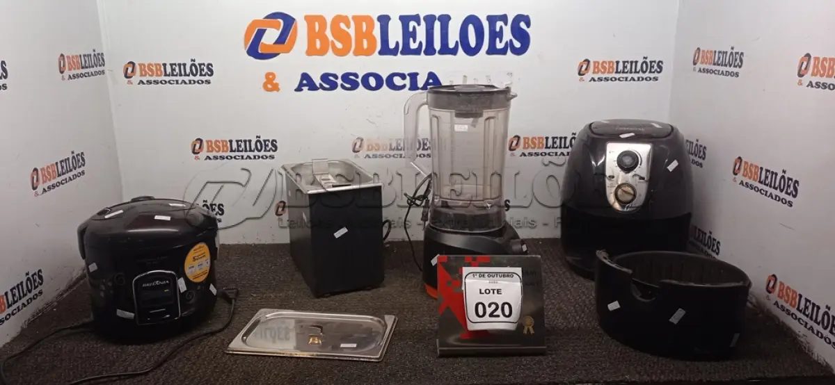 LOTE 020 - 01 PANELA ELÉTRICA, 01 AIR FRYER, 01 LIQUIDIFICADOR E 01 BANHO MARIA. (NO ESTADO) ATENÇÃO! FAZER A VISITAÇÃO ANTES DE ARREMATAR, NÃO SABEMOS SE FUNCIONA, LEILÃO NÃO TEM GARANTIA E NEM DEVOLUÇÃO, SUJEITO A POSSÍVEIS AVARIAS VISÍVEIS/OCULTAS E/OU AUSÊNCIA DE COMPONENTES.