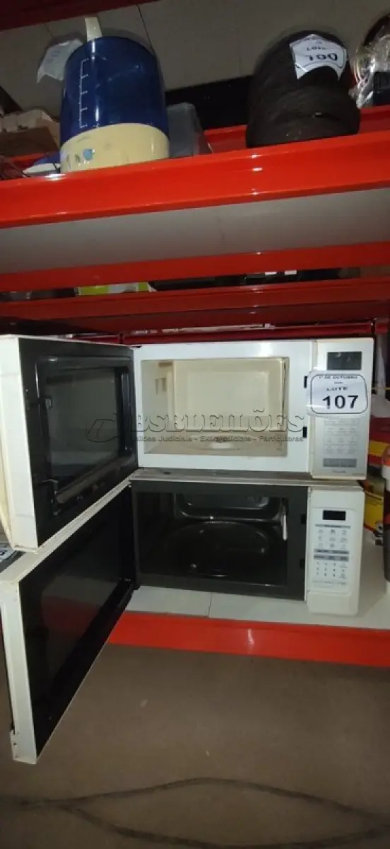 LOTE 107 - 02 MICRO-ONDAS MARCAS PANASONIC E LG. (NO ESTADO) ATENÇÃO! FAZER A VISITAÇÃO ANTES DE ARREMATAR, NÃO SABEMOS SE FUNCIONA, LEILÃO NÃO TEM GARANTIA E NEM DEVOLUÇÃO, SUJEITO A POSSÍVEIS AVARIAS VISÍVEIS/OCULTAS E/OU AUSÊNCIA DE COMPONENTES.