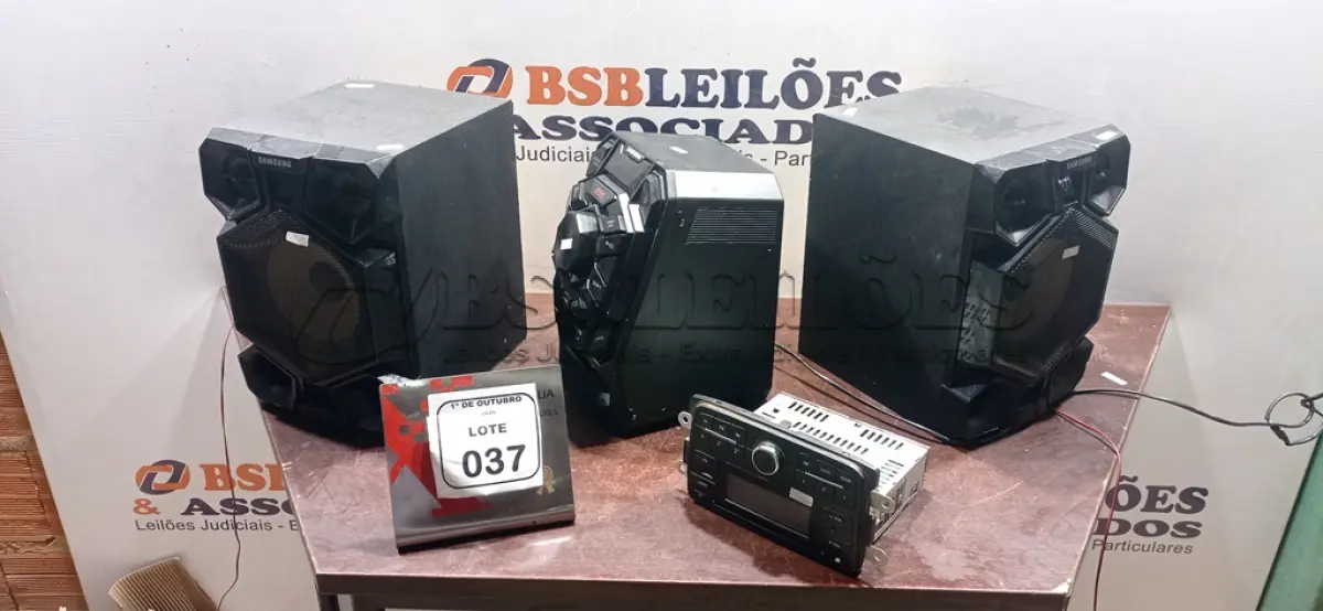 LOTE 037 - 01 APARELHO DE SOM COM 02 CAIXAS MARCA SAMSUNG E 01 APARELHO DE SOM AUTOMOTIVO. (NO ESTADO) ATENÇÃO! FAZER A VISITAÇÃO ANTES DE ARREMATAR, NÃO SABEMOS SE FUNCIONA, LEILÃO NÃO TEM GARANTIA E NEM DEVOLUÇÃO, SUJEITO A POSSÍVEIS AVARIAS VISÍVEIS/OCULTAS E/OU AUSÊNCIA DE COMPONENTES.