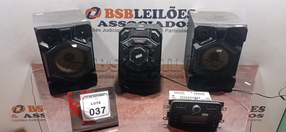 LOTE 037 - 01 APARELHO DE SOM COM 02 CAIXAS MARCA SAMSUNG E 01 APARELHO DE SOM AUTOMOTIVO. (NO ESTADO) ATENÇÃO! FAZER A VISITAÇÃO ANTES DE ARREMATAR, NÃO SABEMOS SE FUNCIONA, LEILÃO NÃO TEM GARANTIA E NEM DEVOLUÇÃO, SUJEITO A POSSÍVEIS AVARIAS VISÍVEIS/OCULTAS E/OU AUSÊNCIA DE COMPONENTES.