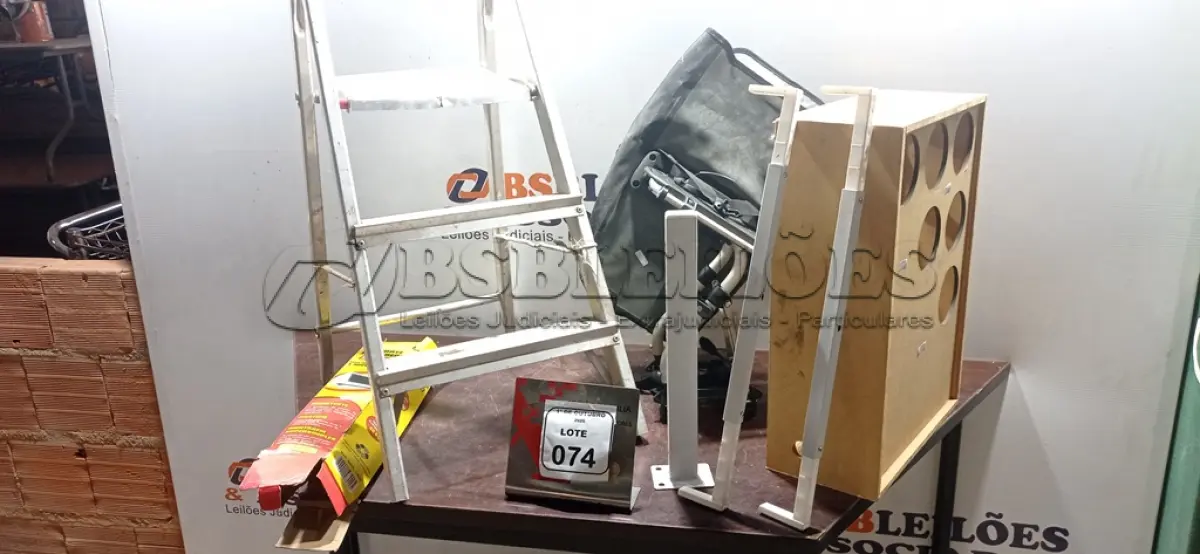 LOTE 074 - 01 ESCADA DE 03 DEGRAUS, 01 SUPORTE PARA GARRAFAS, 01 BAGAGEIRO GARUPA E 01 SUPORTE PARA FORNOS. (NO ESTADO) ATENÇÃO! FAZER A VISITAÇÃO ANTES DE ARREMATAR, NÃO SABEMOS SE FUNCIONA, LEILÃO NÃO TEM GARANTIA E NEM DEVOLUÇÃO, SUJEITO A POSSÍVEIS AVARIAS VISÍVEIS/OCULTAS E/OU AUSÊNCIA DE COMPONENTES.