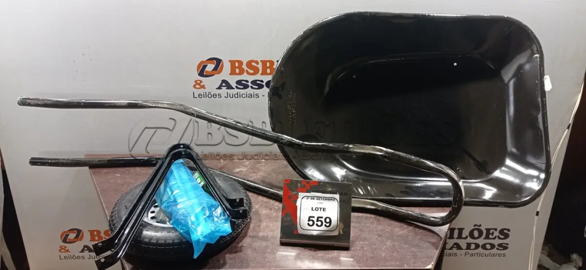 LOTE 559 - 01 CARRINHO DE MÃO DESMONTADO. (NO ESTADO) ATENÇÃO! FAZER A VISITAÇÃO ANTES DE ARREMATAR, NÃO SABEMOS SE FUNCIONA, LEILÃO NÃO TEM GARANTIA E NEM DEVOLUÇÃO, SUJEITO A POSSÍVEIS AVARIAS VISÍVEIS/OCULTAS E/OU AUSÊNCIA DE COMPONENTES.