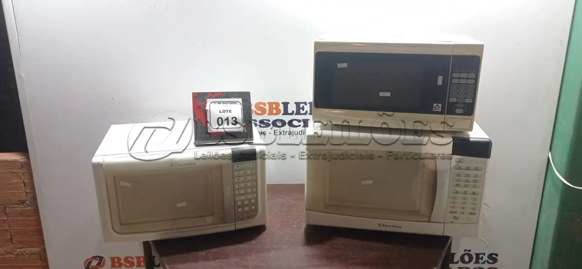 LOTE 013 - 03 MICRO-ONDAS DE MARCAS E MODELOS DIVERSOS. (NO ESTADO) ATENÇÃO! FAZER A VISITAÇÃO ANTES DE ARREMATAR, NÃO SABEMOS SE FUNCIONA, LEILÃO NÃO TEM GARANTIA E NEM DEVOLUÇÃO, SUJEITO A POSSÍVEIS AVARIAS VISÍVEIS/OCULTAS E/OU AUSÊNCIA DE COMPONENTES.