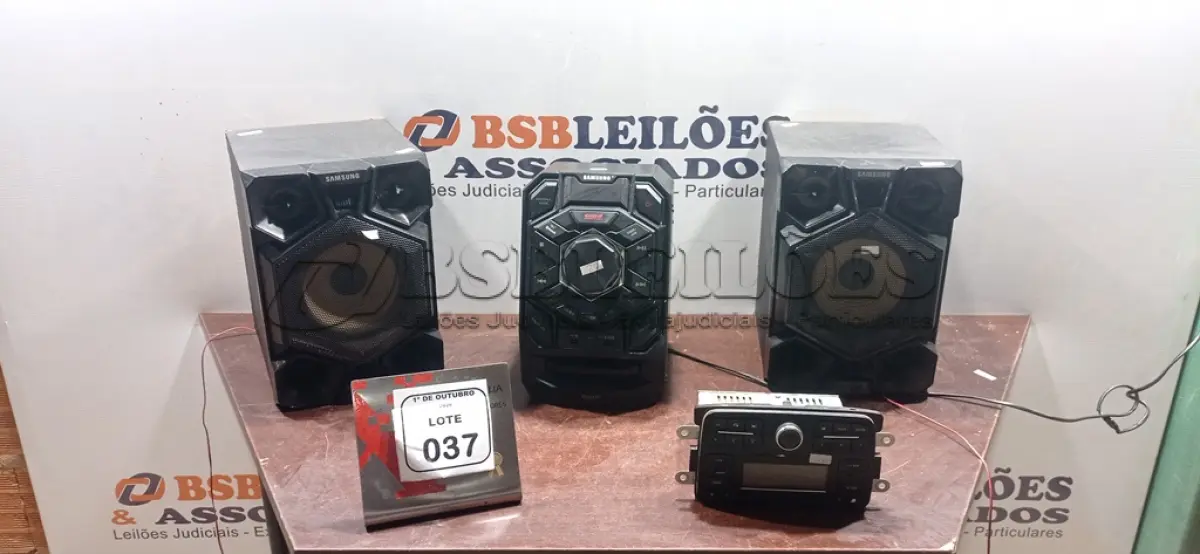 LOTE 037 - 01 APARELHO DE SOM COM 02 CAIXAS MARCA SAMSUNG E 01 APARELHO DE SOM AUTOMOTIVO. (NO ESTADO) ATENÇÃO! FAZER A VISITAÇÃO ANTES DE ARREMATAR, NÃO SABEMOS SE FUNCIONA, LEILÃO NÃO TEM GARANTIA E NEM DEVOLUÇÃO, SUJEITO A POSSÍVEIS AVARIAS VISÍVEIS/OCULTAS E/OU AUSÊNCIA DE COMPONENTES.