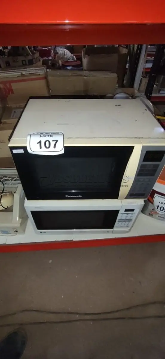 LOTE 107 - 02 MICRO-ONDAS MARCAS PANASONIC E LG. (NO ESTADO) ATENÇÃO! FAZER A VISITAÇÃO ANTES DE ARREMATAR, NÃO SABEMOS SE FUNCIONA, LEILÃO NÃO TEM GARANTIA E NEM DEVOLUÇÃO, SUJEITO A POSSÍVEIS AVARIAS VISÍVEIS/OCULTAS E/OU AUSÊNCIA DE COMPONENTES.
