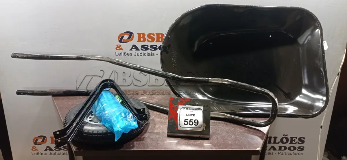 LOTE 559 - 01 CARRINHO DE MÃO DESMONTADO. (NO ESTADO) ATENÇÃO! FAZER A VISITAÇÃO ANTES DE ARREMATAR, NÃO SABEMOS SE FUNCIONA, LEILÃO NÃO TEM GARANTIA E NEM DEVOLUÇÃO, SUJEITO A POSSÍVEIS AVARIAS VISÍVEIS/OCULTAS E/OU AUSÊNCIA DE COMPONENTES.