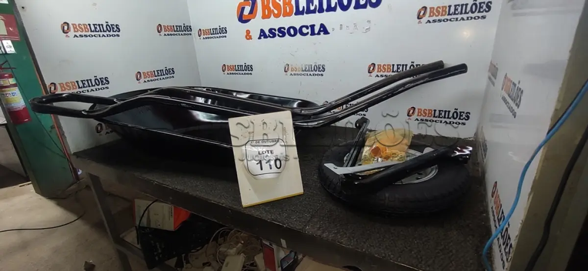 LOTE 110 - 01 CARRINHO DE MÃO DESMONTADO. (NO ESTADO) ATENÇÃO! FAZER A VISITAÇÃO ANTES DE ARREMATAR, NÃO SABEMOS SE FUNCIONA, LEILÃO NÃO TEM GARANTIA E NEM DEVOLUÇÃO, SUJEITO A POSSÍVEIS AVARIAS VISÍVEIS/OCULTAS E/OU AUSÊNCIA DE COMPONENTES.