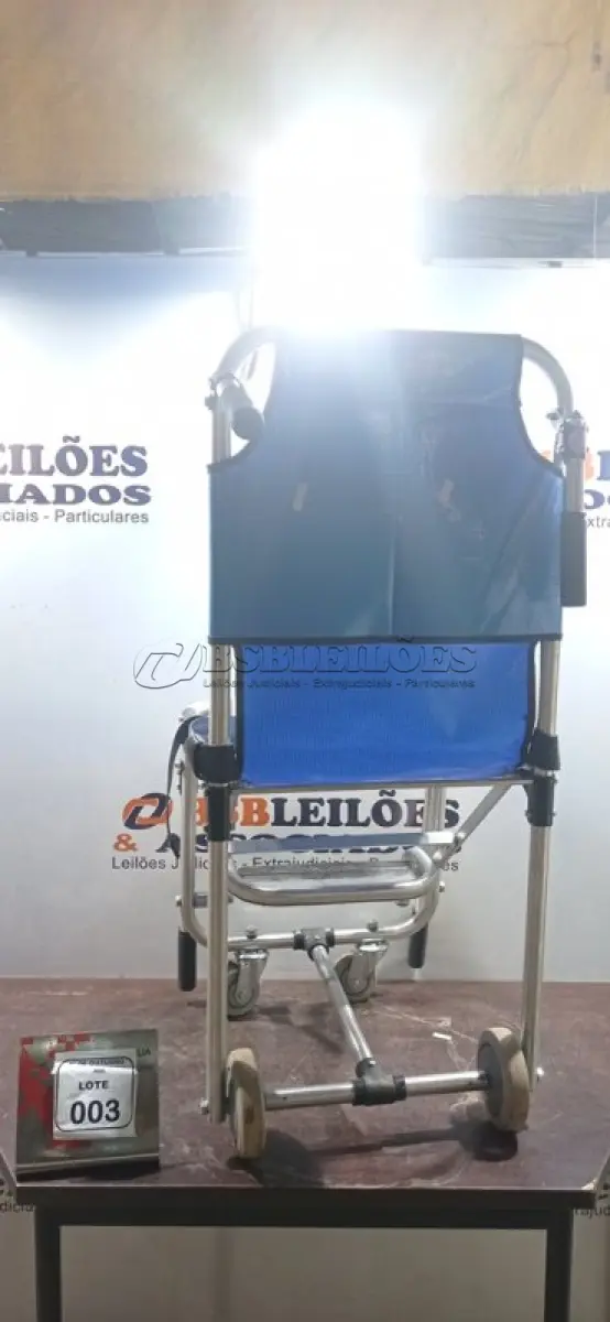 LOTE 003 - 01 CADEIRA DE RESGATE DOBRÁVEL MARCA MARIMED. (NO ESTADO) ATENÇÃO! FAZER A VISITAÇÃO ANTES DE ARREMATAR, NÃO SABEMOS SE FUNCIONA, LEILÃO NÃO TEM GARANTIA E NEM DEVOLUÇÃO, SUJEITO A POSSÍVEIS AVARIAS VISÍVEIS/OCULTAS E/OU AUSÊNCIA DE COMPONENTES.