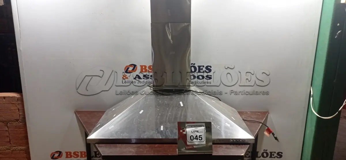 LOTE 045 - 01 COIFA EM INOX.  (NO ESTADO) ATENÇÃO! FAZER A VISITAÇÃO ANTES DE ARREMATAR, NÃO SABEMOS SE FUNCIONA, LEILÃO NÃO TEM GARANTIA E NEM DEVOLUÇÃO, SUJEITO A POSSÍVEIS AVARIAS VISÍVEIS/OCULTAS E/OU AUSÊNCIA DE COMPONENTES.
