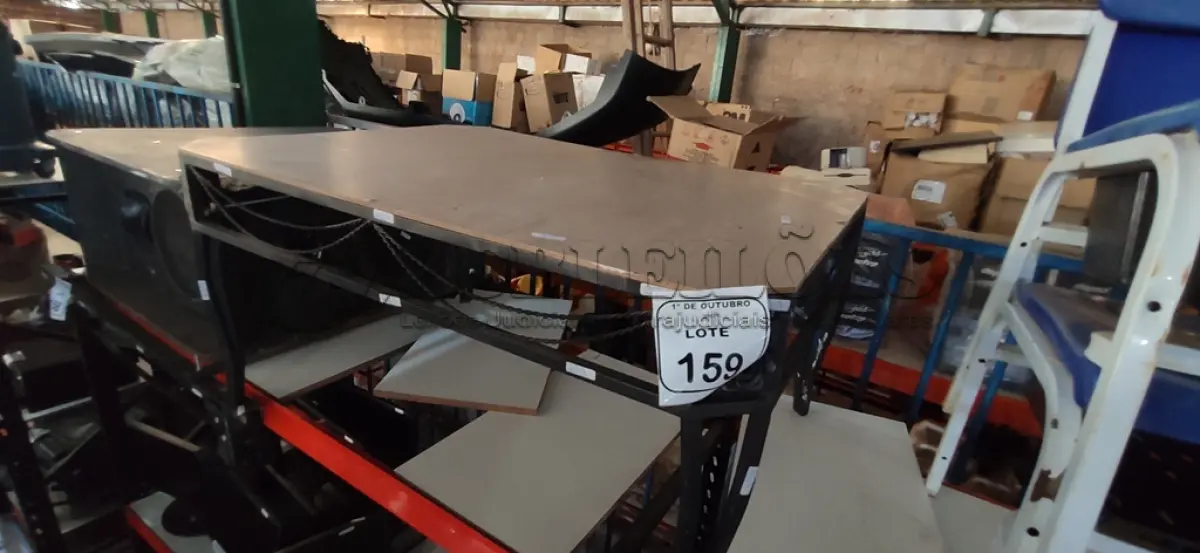 LOTE 159 - 01 MESA DE CENTRO. (NO ESTADO) ATENÇÃO! FAZER A VISITAÇÃO ANTES DE ARREMATAR, NÃO SABEMOS SE FUNCIONA, LEILÃO NÃO TEM GARANTIA E NEM DEVOLUÇÃO, SUJEITO A POSSÍVEIS AVARIAS VISÍVEIS/OCULTAS E/OU AUSÊNCIA DE COMPONENTES.
