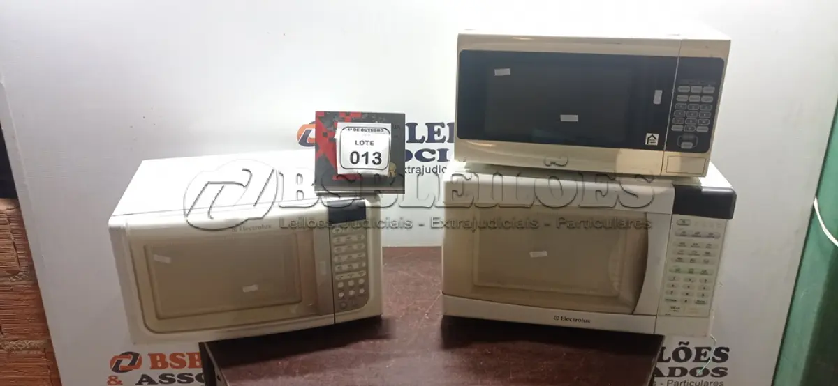 LOTE 013 - 03 MICRO-ONDAS DE MARCAS E MODELOS DIVERSOS. (NO ESTADO) ATENÇÃO! FAZER A VISITAÇÃO ANTES DE ARREMATAR, NÃO SABEMOS SE FUNCIONA, LEILÃO NÃO TEM GARANTIA E NEM DEVOLUÇÃO, SUJEITO A POSSÍVEIS AVARIAS VISÍVEIS/OCULTAS E/OU AUSÊNCIA DE COMPONENTES.
