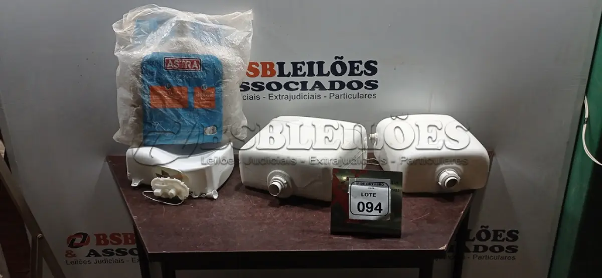 LOTE 094 - 04 CAIXAS DE DESCARGA. (NO ESTADO) ATENÇÃO! FAZER A VISITAÇÃO ANTES DE ARREMATAR, NÃO SABEMOS SE FUNCIONA, LEILÃO NÃO TEM GARANTIA E NEM DEVOLUÇÃO, SUJEITO A POSSÍVEIS AVARIAS VISÍVEIS/OCULTAS E/OU AUSÊNCIA DE COMPONENTES.