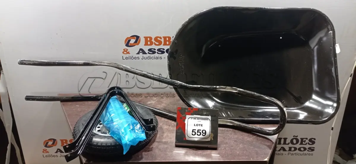 LOTE 559 - 01 CARRINHO DE MÃO DESMONTADO. (NO ESTADO) ATENÇÃO! FAZER A VISITAÇÃO ANTES DE ARREMATAR, NÃO SABEMOS SE FUNCIONA, LEILÃO NÃO TEM GARANTIA E NEM DEVOLUÇÃO, SUJEITO A POSSÍVEIS AVARIAS VISÍVEIS/OCULTAS E/OU AUSÊNCIA DE COMPONENTES.