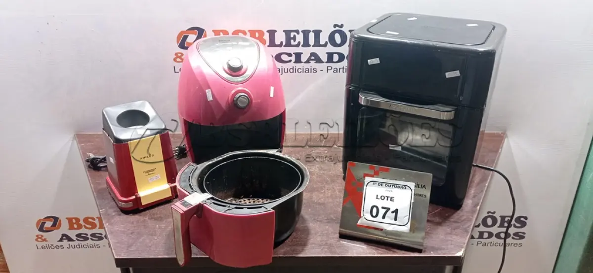 LOTE 071 - 01 AIR FRYER, 01 AIR FRYER/FORNO E 01 PIPOQUEIRA. (NO ESTADO) ATENÇÃO! FAZER A VISITAÇÃO ANTES DE ARREMATAR, NÃO SABEMOS SE FUNCIONA, LEILÃO NÃO TEM GARANTIA E NEM DEVOLUÇÃO, SUJEITO A POSSÍVEIS AVARIAS VISÍVEIS/OCULTAS E/OU AUSÊNCIA DE COMPONENTES.