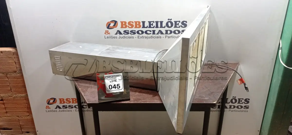 LOTE 045 - 01 COIFA EM INOX.  (NO ESTADO) ATENÇÃO! FAZER A VISITAÇÃO ANTES DE ARREMATAR, NÃO SABEMOS SE FUNCIONA, LEILÃO NÃO TEM GARANTIA E NEM DEVOLUÇÃO, SUJEITO A POSSÍVEIS AVARIAS VISÍVEIS/OCULTAS E/OU AUSÊNCIA DE COMPONENTES.