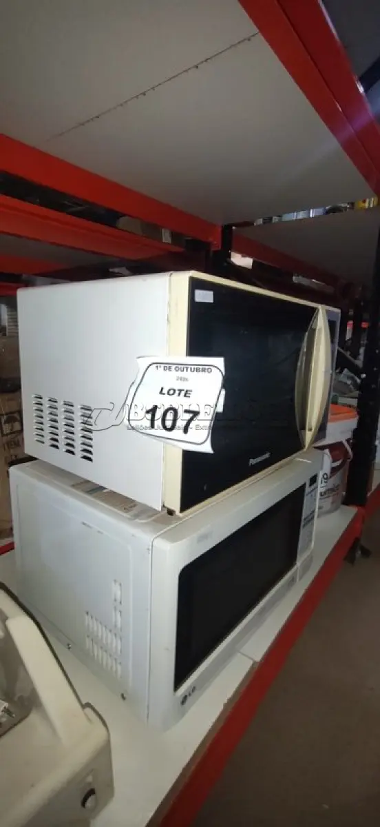 LOTE 107 - 02 MICRO-ONDAS MARCAS PANASONIC E LG. (NO ESTADO) ATENÇÃO! FAZER A VISITAÇÃO ANTES DE ARREMATAR, NÃO SABEMOS SE FUNCIONA, LEILÃO NÃO TEM GARANTIA E NEM DEVOLUÇÃO, SUJEITO A POSSÍVEIS AVARIAS VISÍVEIS/OCULTAS E/OU AUSÊNCIA DE COMPONENTES.