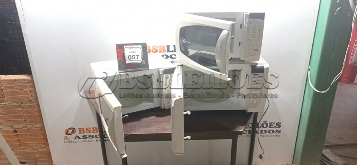 LOTE 057 - 03 MICRO-ONDAS DE MARCAS E MODELOS DIVERSOS. (NO ESTADO) ATENÇÃO! FAZER A VISITAÇÃO ANTES DE ARREMATAR, NÃO SABEMOS SE FUNCIONA, LEILÃO NÃO TEM GARANTIA E NEM DEVOLUÇÃO, SUJEITO A POSSÍVEIS AVARIAS VISÍVEIS/OCULTAS E/OU AUSÊNCIA DE COMPONENTES.