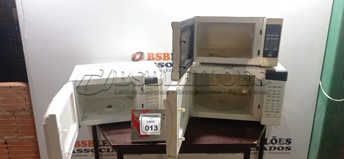 LOTE 013 - 03 MICRO-ONDAS DE MARCAS E MODELOS DIVERSOS. (NO ESTADO) ATENÇÃO! FAZER A VISITAÇÃO ANTES DE ARREMATAR, NÃO SABEMOS SE FUNCIONA, LEILÃO NÃO TEM GARANTIA E NEM DEVOLUÇÃO, SUJEITO A POSSÍVEIS AVARIAS VISÍVEIS/OCULTAS E/OU AUSÊNCIA DE COMPONENTES.