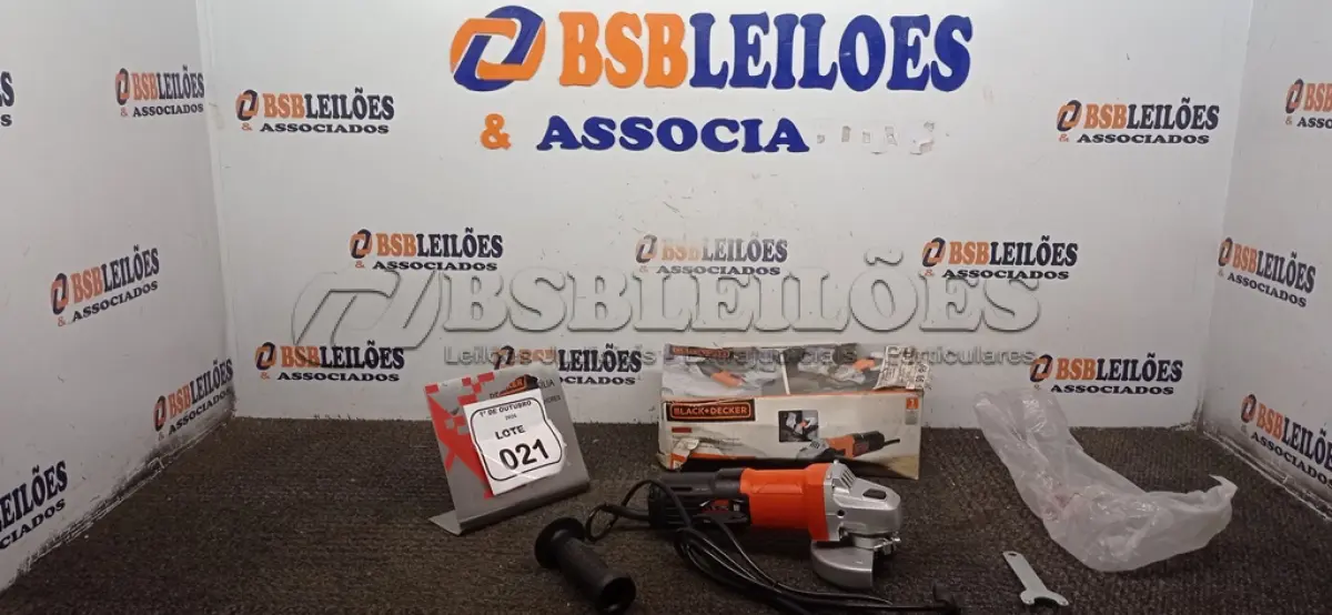 LOTE 021 - 01 ESMERILHADEIRA ANGUAR DE 4-1/2’’ MARCA BLACK DECKER. (NO ESTADO) ATENÇÃO! FAZER A VISITAÇÃO ANTES DE ARREMATAR, NÃO SABEMOS SE FUNCIONA, LEILÃO NÃO TEM GARANTIA E NEM DEVOLUÇÃO, SUJEITO A POSSÍVEIS AVARIAS VISÍVEIS/OCULTAS E/OU AUSÊNCIA DE COMPONENTES.