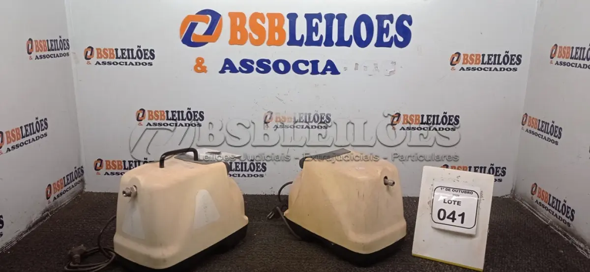 LOTE 041 - 02 COMPRESSORES ODONTOLÓGICOS. (NO ESTADO) ATENÇÃO! FAZER A VISITAÇÃO ANTES DE ARREMATAR, NÃO SABEMOS SE FUNCIONA, LEILÃO NÃO TEM GARANTIA E NEM DEVOLUÇÃO, SUJEITO A POSSÍVEIS AVARIAS VISÍVEIS/OCULTAS E/OU AUSÊNCIA DE COMPONENTES.
